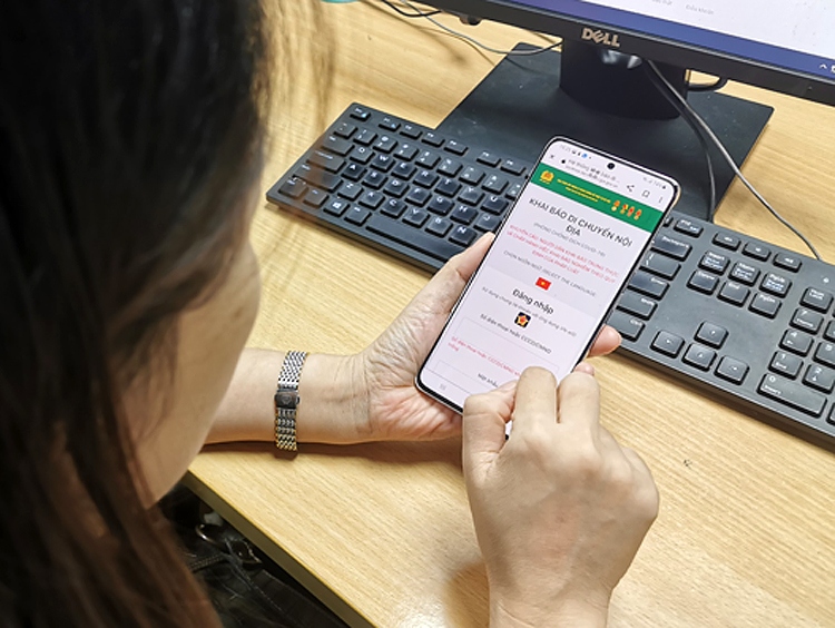 Giấy đi đường mang tên app công nghệ